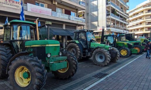 Αγρότες και Κτηνοτρόφοι έδωσαν ραντεβού το μεσημέρι της 17ης Φεβρουαρίου στην Πλατεία Δημοκρατίας, στο Αγρίνιο, με τα τρακτέρ τους και αρκετό κόσμο να συμμετέχει ενεργά.