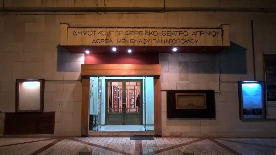 Ο Χριστόφορος Ζαραλίκος τοποθετήθηκε διαδικτυακά και το ΔΗ.ΠΕ.ΘΕ. Αγρινίου απάντησε μέσω ανακοίνωσης για την ακύρωση της παράστασης