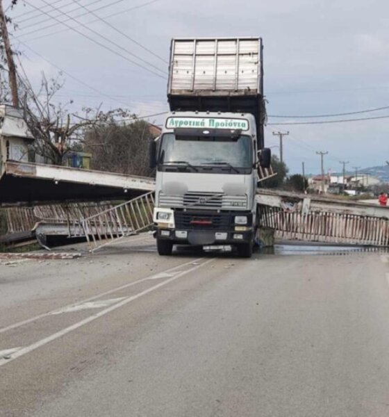 Στη Νεάπολη Αγρινίου γύρω στις 11 το πρωί της 25ης Φεβρουαρίου ένα φορτηγό γκρέμισε μια μεταλλική Πεζογέφυρα, έκλεισε η Εθνική Οδός Αντιρρίου-Ιωαννίνων.