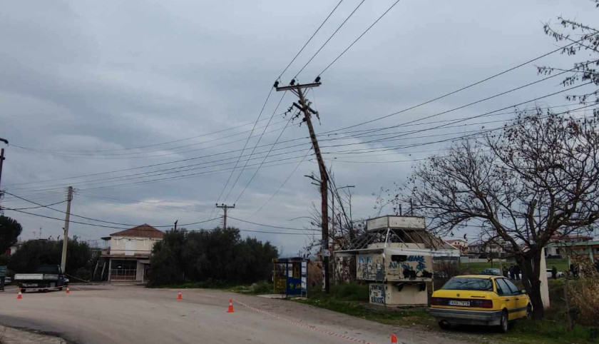 Στη Νεάπολη Αγρινίου προσωπικό του Δήμου έσπευσε άμεσα στο σημείο όπου φορτηγό προσέκρουσε και έριξε την Πεζογέφυρα, μιας και στον «αέρα» βρίσκεται κολώνα ηλεκτροφωτισμού