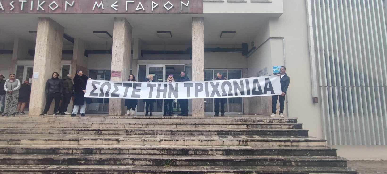 Στο Δικαστικό Μέγαρο Αγρινίου οδηγήθηκαν μέσω αυτόφωρου 6 Δημοτικοί Σύμβουλοι του Θέρμου έπειτα από μήνυση που κατέθεσε ο Δήμαρχος, με τους πολίτες να είναι εκεί συμπαράσταση.