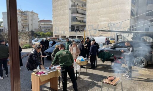 Και η Ένωση Αγρινίου τιμά την Τσικνοπέμπτη με τους εργαζόμενους να τσικνίζουν στον χώρο του Parking του Αγροτικού Συνεταιρισμού.