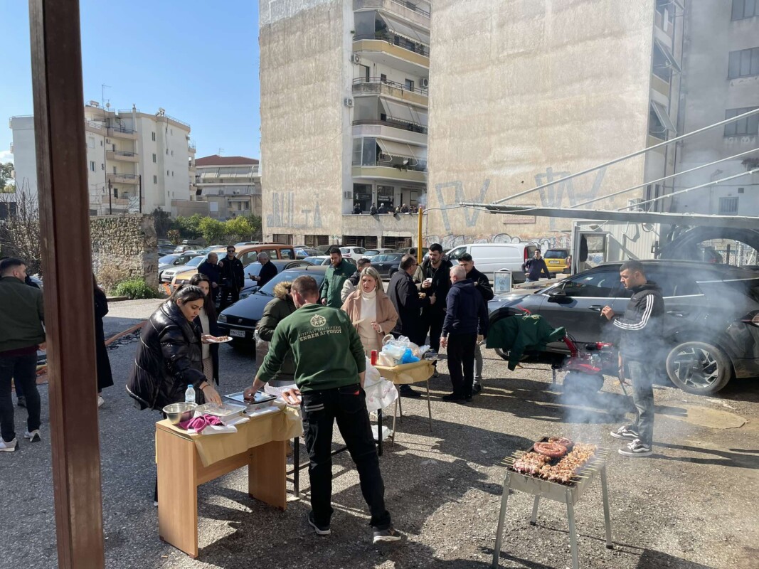 Και η Ένωση Αγρινίου τιμά την Τσικνοπέμπτη με τους εργαζόμενους να τσικνίζουν στον χώρο του Parking του Αγροτικού Συνεταιρισμού.