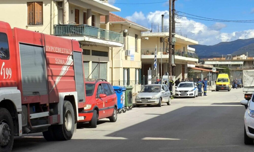 Στο Αγρίνιο και πιο συγκεκριμένα στη Μεγάλη Χώρα ένας νεαρός άνδρας ανέβηκε στην ταράτσα του σπιτιού του και απείλησε να αυτοκτονήσει.