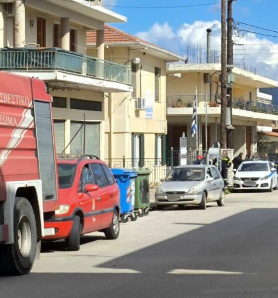 Στο Αγρίνιο και πιο συγκεκριμένα στη Μεγάλη Χώρα ένας νεαρός άνδρας ανέβηκε στην ταράτσα του σπιτιού του και απείλησε να αυτοκτονήσει.