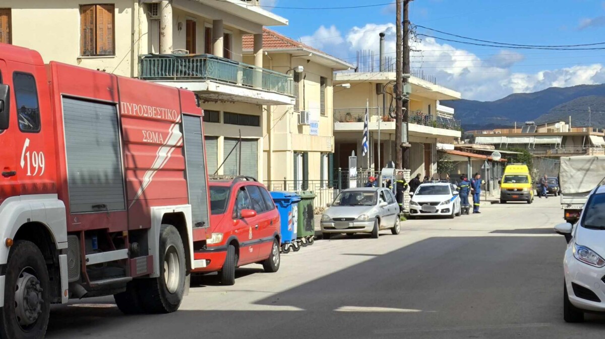 Στο Αγρίνιο και πιο συγκεκριμένα στη Μεγάλη Χώρα ένας νεαρός άνδρας ανέβηκε στην ταράτσα του σπιτιού του και απείλησε να αυτοκτονήσει.