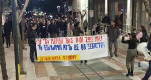 Στο Αγρίνιο πολίτες όλων των ηλικιών βγήκαν ξανά στους δρόμους για τα Τέμπη, πραγματοποιήθηκαν ομιλίες και πορεία στο κέντρο της πόλης.