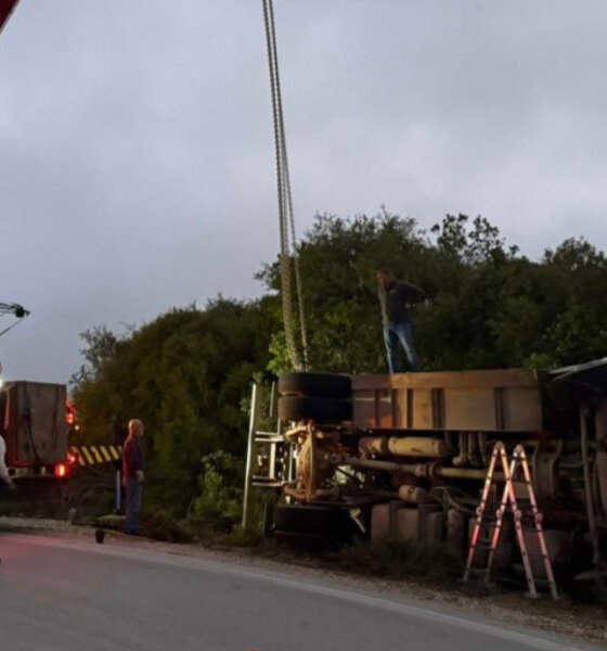 Ένα φορτηγό ανετράπη στην Επαρχιακή Οδό Κομπότι - Φλωριάδα Αμφιλοχίας με αποτέλεσμα να τραυματιστεί ο οδηγός.