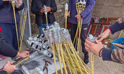 Η Κυριακή της Σταυροπροσκυνήσεως ήταν η πρώτη μέρα των προετοιμασιών για τις Δάδες Σπολάιτας 2025, έθιμο της Μεγάλης Παρασκευής.