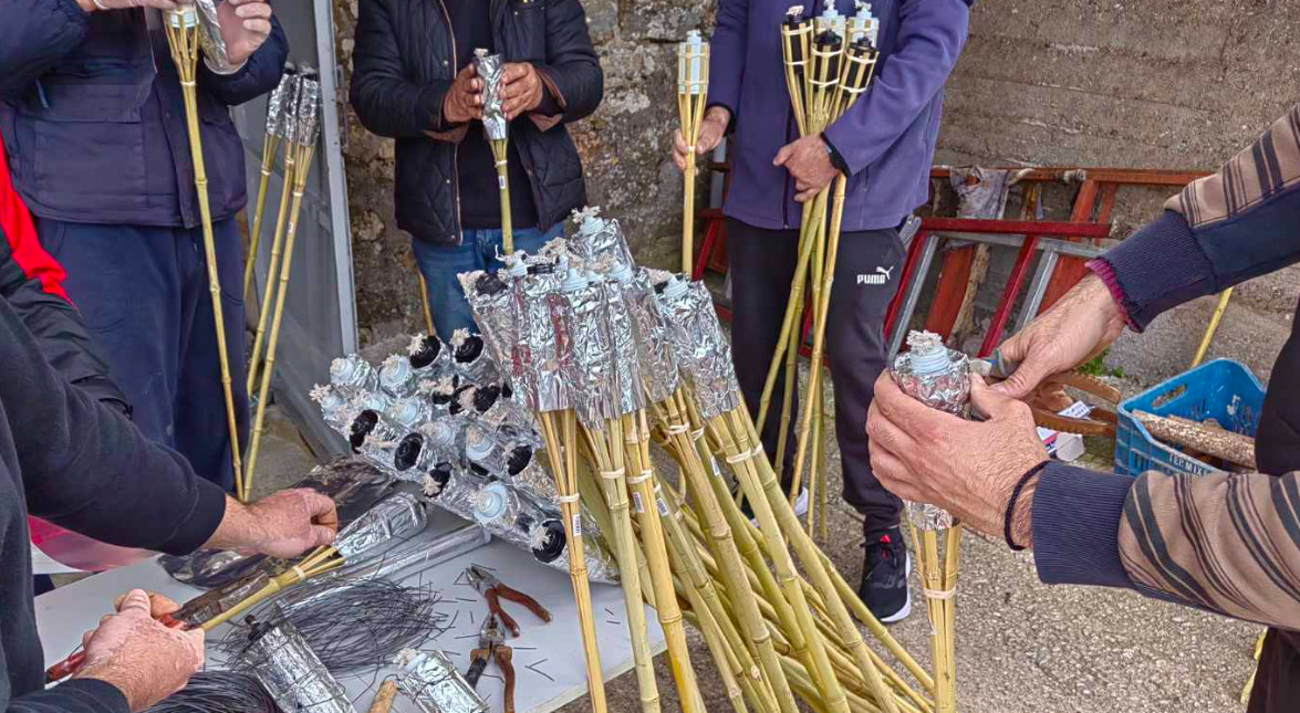 Η Κυριακή της Σταυροπροσκυνήσεως ήταν η πρώτη μέρα των προετοιμασιών για τις Δάδες Σπολάιτας 2025, έθιμο της Μεγάλης Παρασκευής.