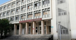 Στο Μικτό Ορκωτό Εφετείο Αγρινίου ξεκίνησε το πρωί της 7ης Μαρτίου η Δίκη του Ιερέα για το ιδιότυπο «κοινόβιο», θα συνεχιστεί στις 24 Μαρτίου.