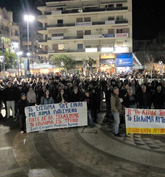 Στην Πλατεία Δημοκρατίας βρίσκεται εκ νέου όλο το Αγρίνιο συμμετέχοντας στο συλλαλητήριο του Εργατικού Κέντρου για την τραγωδία των Τεμπών.