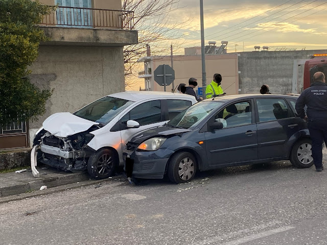 Στα Τριανταίικα Αγρινίου κατά τις απογευματινές ώρες της 8ης Μαρτίου σημειώθηκε τροχαίο με υλικές ζημιές μετά τη σύγκρουση δύο Ι.Χ.